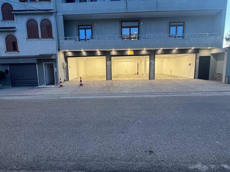 Jepet me qira ambient biznesi  në Ish këneta, Durrës!