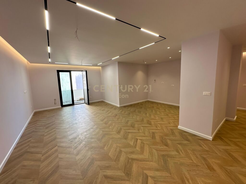 SHESIM APARTAMENT 3+1+2 NE QENDER TE DURRESIT TEK LULISHTJA 1 MAJI!