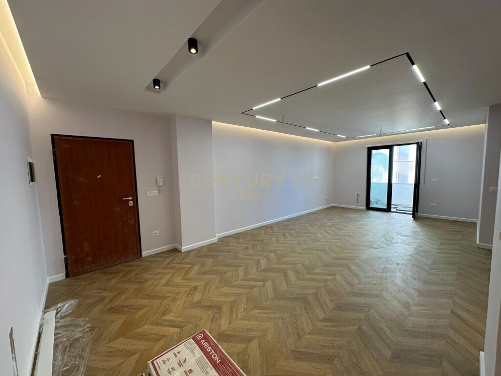SHESIM APARTAMENT 3+1+2 NE QENDER TE DURRESIT TEK LULISHTJA 1 MAJI!