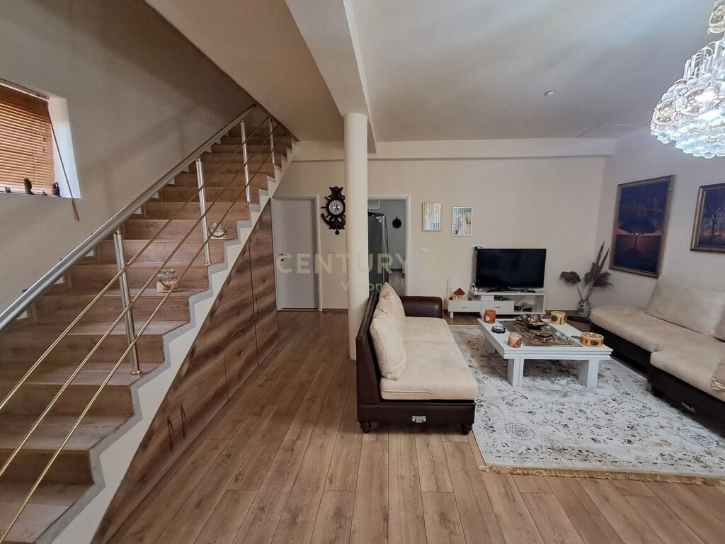 Vilë 2- katëshe + truall për Shitje në Shkodër, Dërgut - 280,000€ | 253 m²