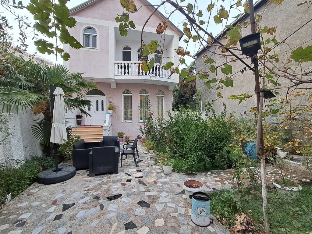 Vilë 2- katëshe + truall për Shitje në Shkodër, Dërgut - 280,000€ | 253 m²