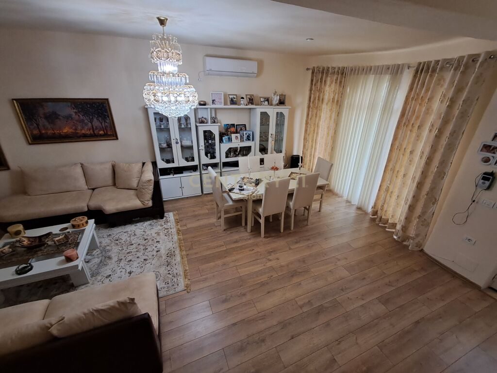 Vilë 2- katëshe + truall për Shitje në Shkodër, Dërgut - 280,000€ | 253 m²