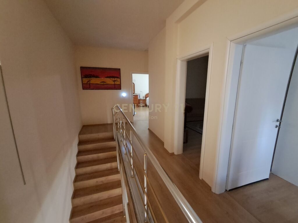 Vilë 2- katëshe + truall për Shitje në Shkodër, Dërgut - 280,000€ | 253 m²