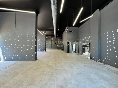 QENDËR TIRANË,  JEPET ME QIRA AMBIENT KOMERCIAL KAT ZERO, CORNER, BUZË RRUGE KRYESORE! ME POSTE PARKIMI! - Century 21 Al...