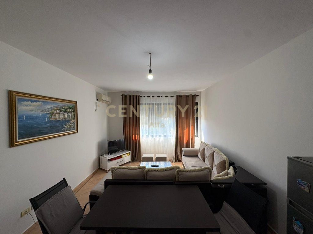 Jepet me qera apartament 1+1 pranë Rrotullimit në Astir!