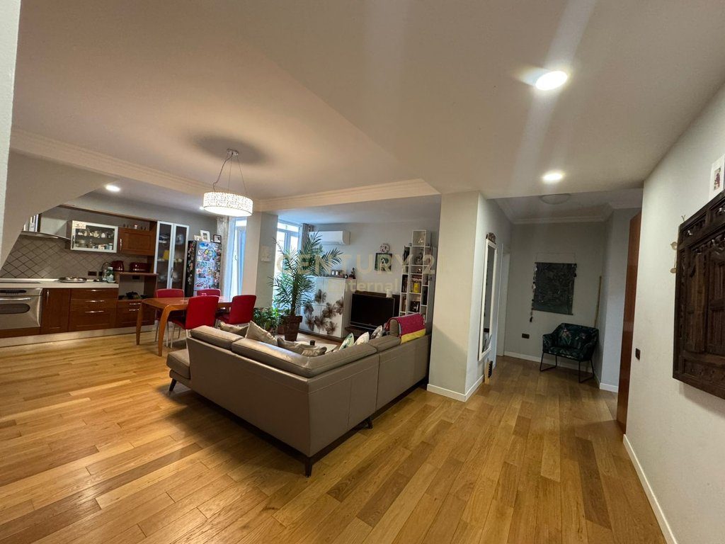 Shitet Apartament 2+1  tek Ish Garda