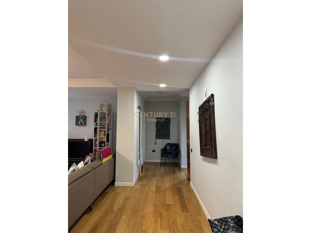 Shitet Apartament 2+1  tek Ish Garda