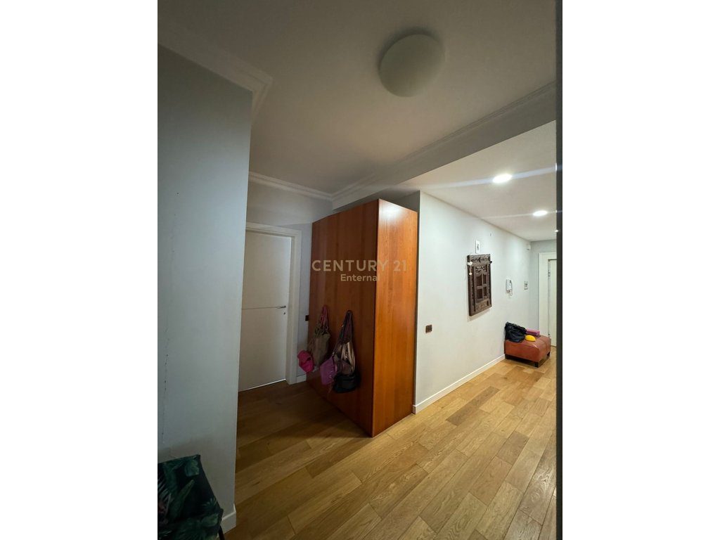 Shitet Apartament 2+1  tek Ish Garda