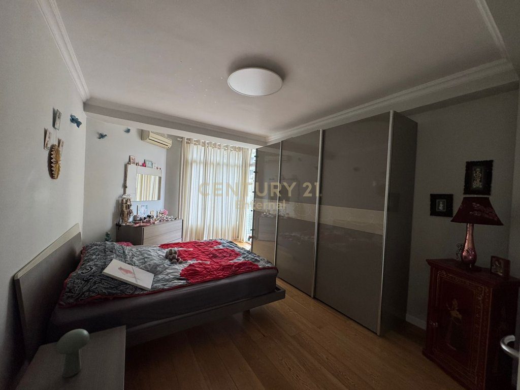 Shitet Apartament 2+1  tek Ish Garda