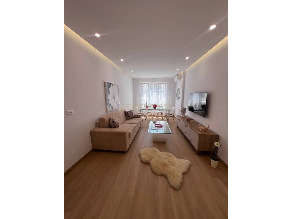 JEPET APARTAMENT 2+1 ME QIRA PRANE, NE ZONEN E ISH BLLOKUT