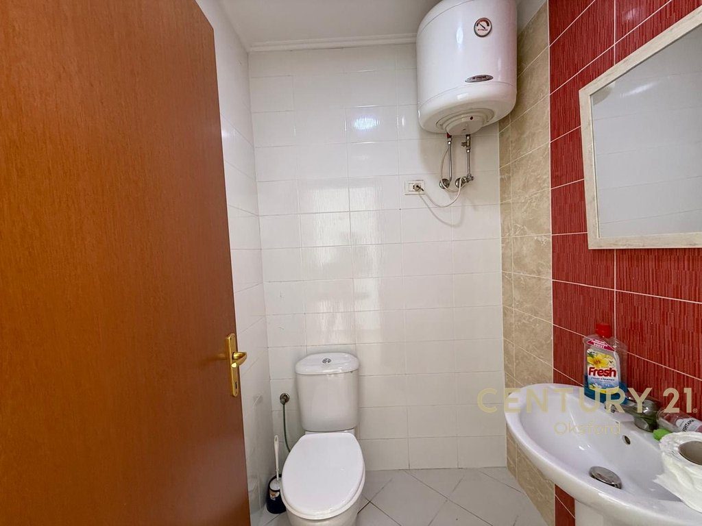 JEPET ME QIRA AMBIENT KOMERCIAL PRANË LIQENIT TË THATË, BUZË RRUGE ME FASADË XHAMI.