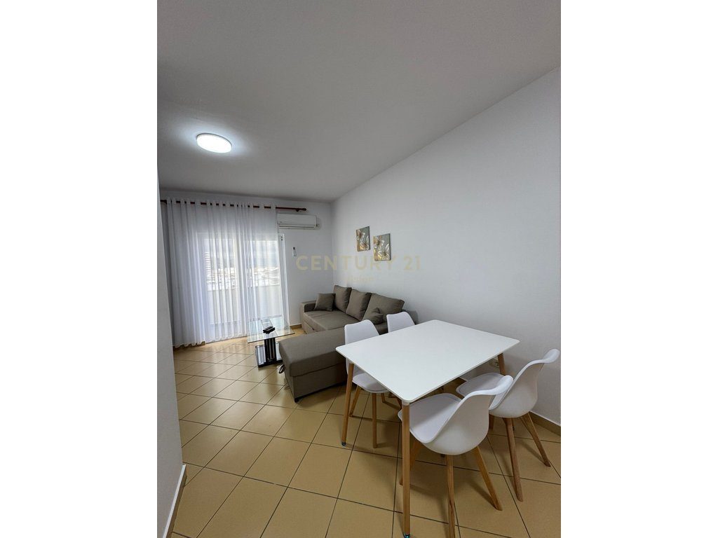Century 21 Vision ofron per shitje apartament ne qender te Shengjinit.