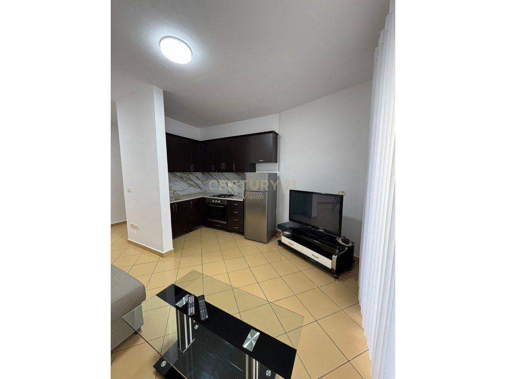 Century 21 Vision ofron per shitje apartament ne qender te Shengjinit.