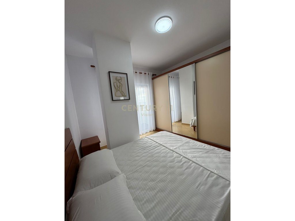 Century 21 Vision ofron per shitje apartament ne qender te Shengjinit.