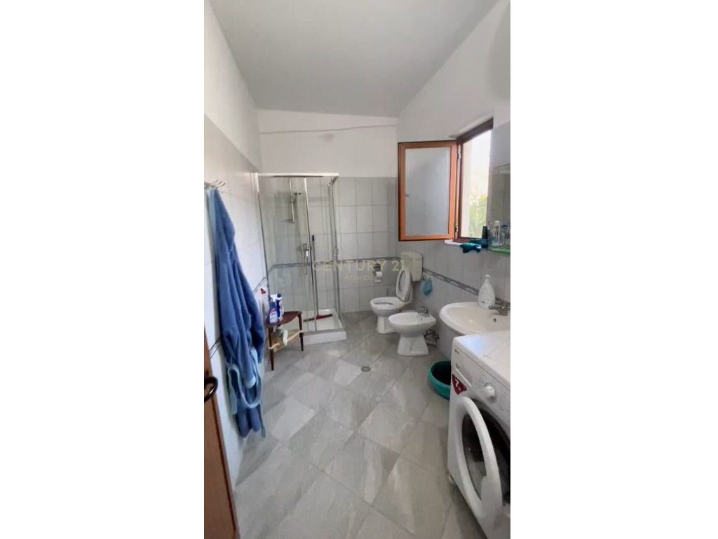 JEPET ME QERA KATI I DYTE I NJE SHTEPIE PRIVATE 2+1 NE ARAPAJ