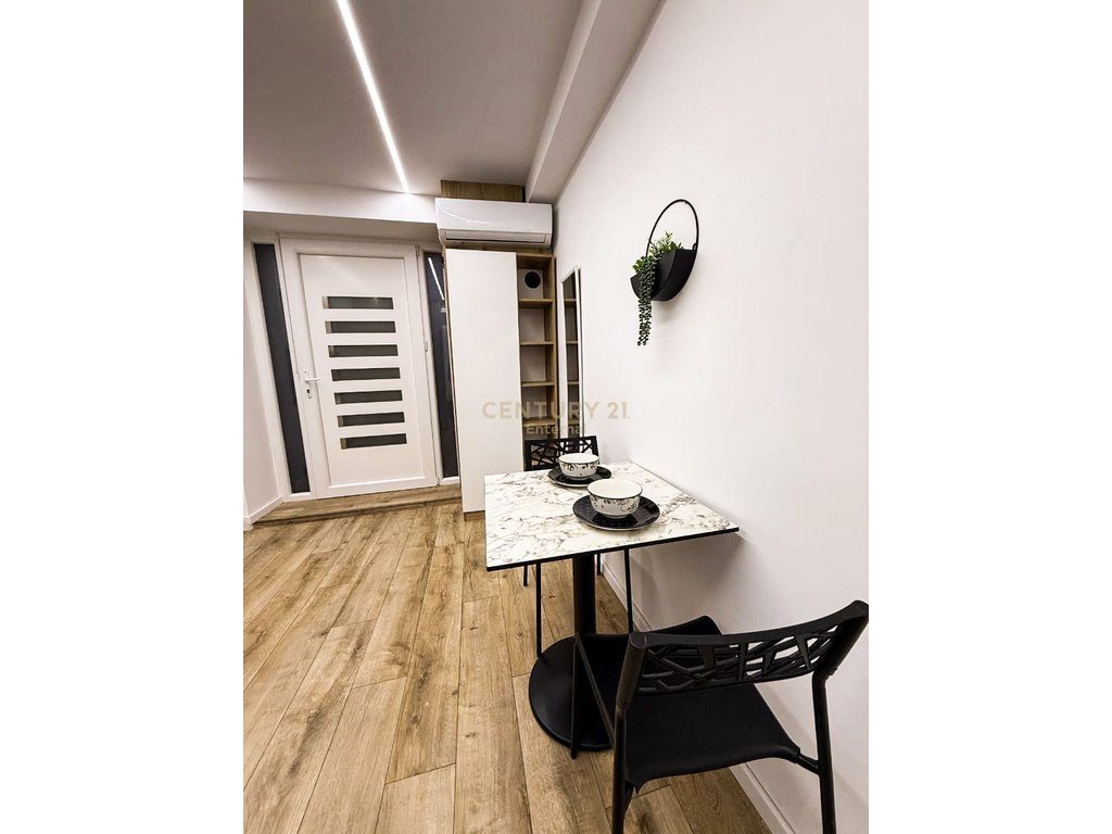 21 Dhjetori, Tek Vodafone - jepet Me Qera Studio Per BNB Ose Banim