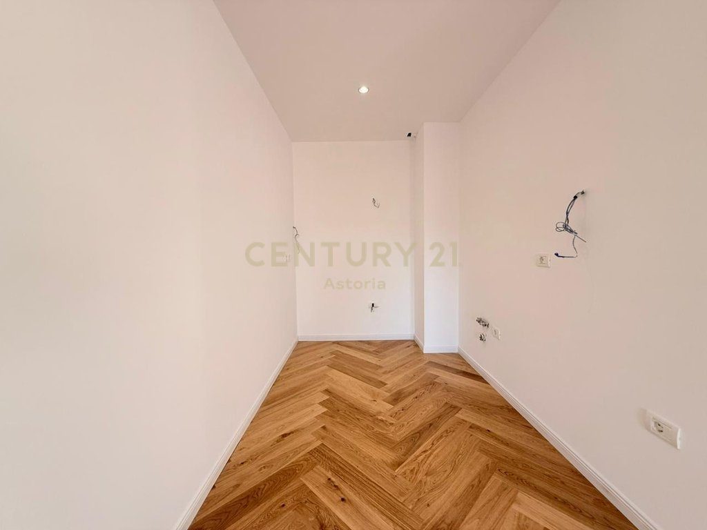 APARTAMENT 2+1 + POST PARKIMI PER SHITJE TEK SHKOLLA E KUQE, TIRANE