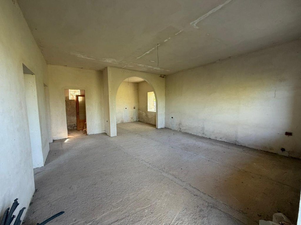 SHTEPI PRIVATE PER SHITJE NE FSHATIN GJASHTE, SARANDE