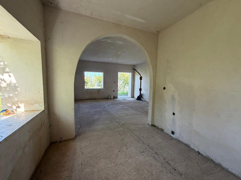 SHTEPI PRIVATE PER SHITJE NE FSHATIN GJASHTE, SARANDE