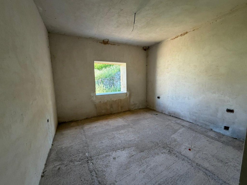 SHTEPI PRIVATE PER SHITJE NE FSHATIN GJASHTE, SARANDE