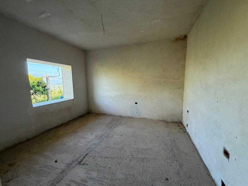 SHTEPI PRIVATE PER SHITJE NE FSHATIN GJASHTE, SARANDE