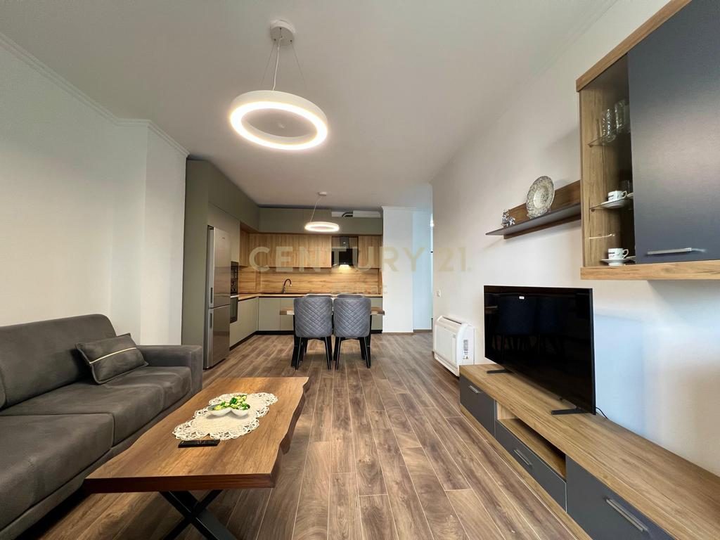 QIRA, APARTAMENT MODERN 2+1+2 me POST PARKIMI, PAZARI RI ‼️