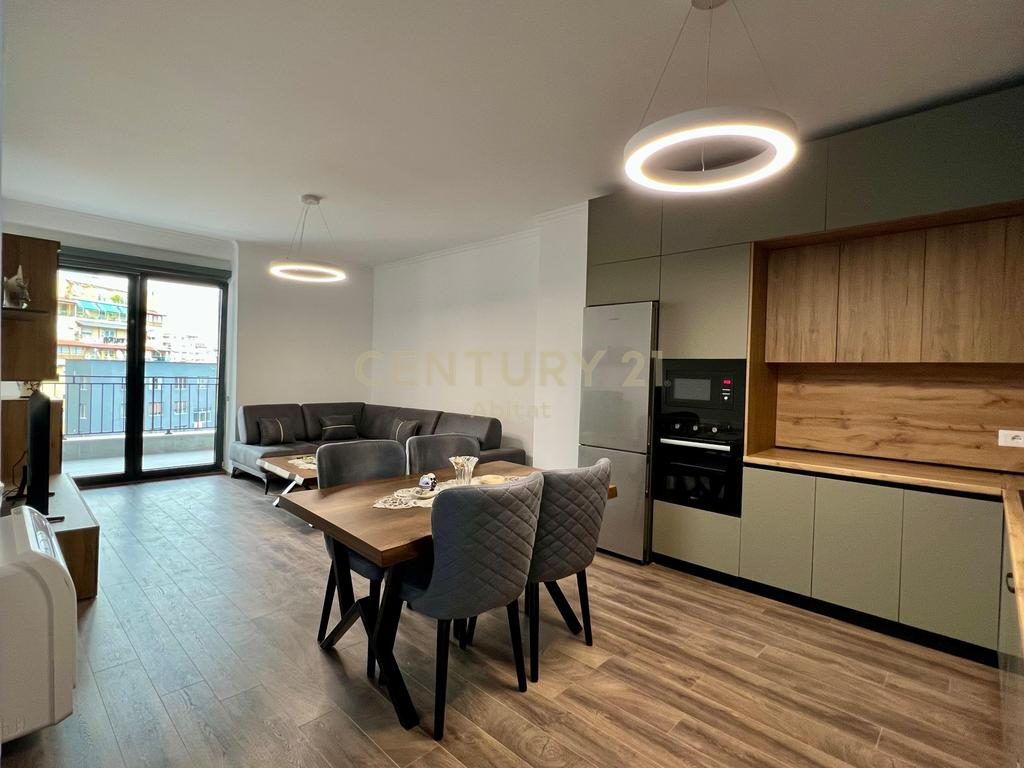 QIRA, APARTAMENT MODERN 2+1+2 me POST PARKIMI, PAZARI RI ‼️