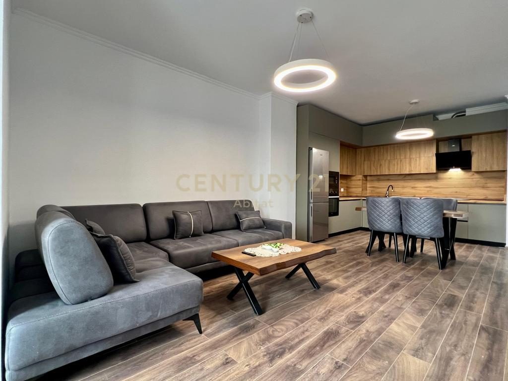 QIRA, APARTAMENT MODERN 2+1+2 me POST PARKIMI, PAZARI RI ‼️