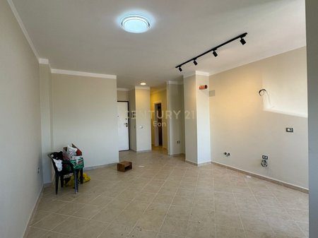 Apartament 1+1 i konvertuar 2+1 në Vijë të Parë me Detin,Pamje Panoramike Plazh Durres