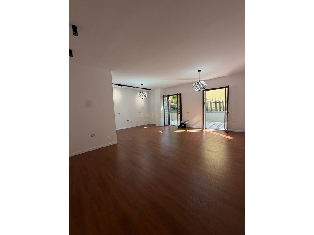 SHITET APARTAMENT 2+1+2 TUALETE DHE VERANDE , SEFER EFENDIU, DURRES  !