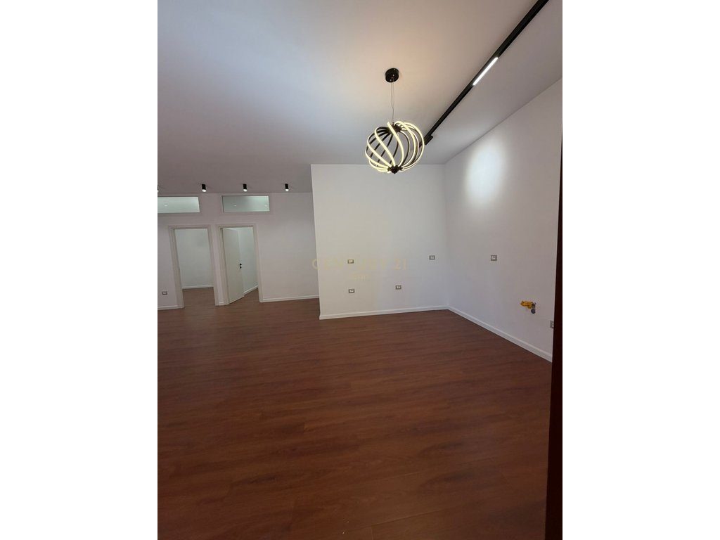 SHITET APARTAMENT 2+1+2 TUALETE DHE VERANDE , SEFER EFENDIU, DURRES  !