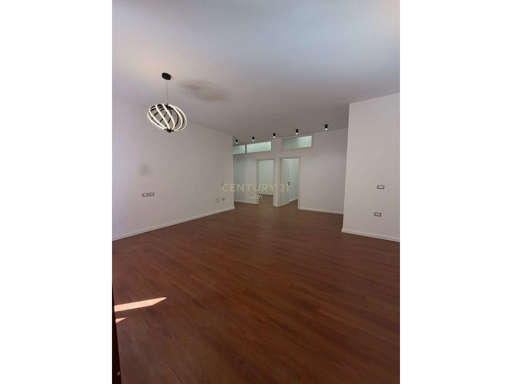 SHITET APARTAMENT 2+1+2 TUALETE DHE VERANDE , SEFER EFENDIU, DURRES  !