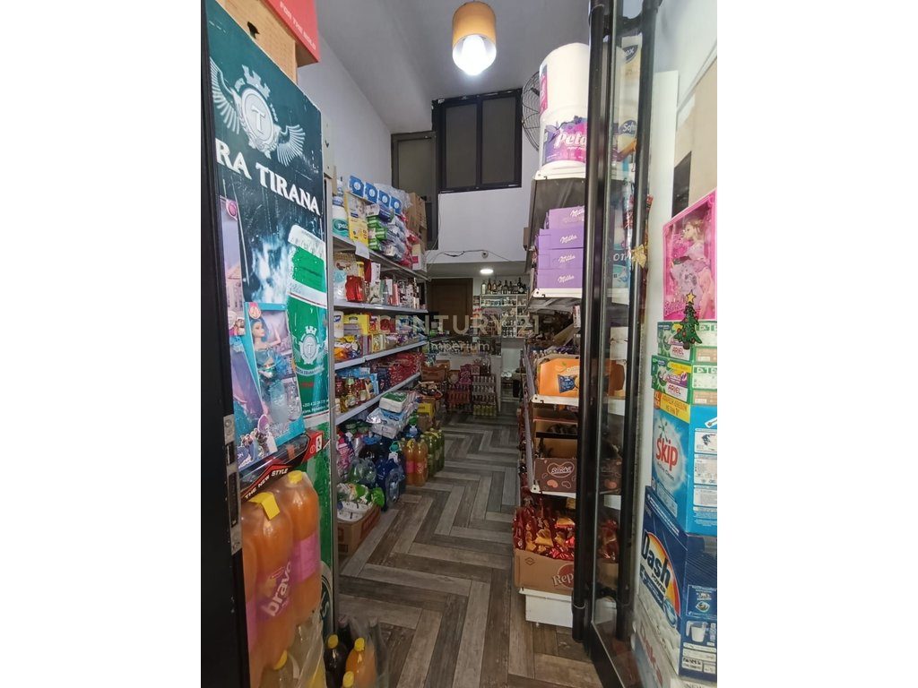 Shitet Njësi Komerciale pranë 5 Majit