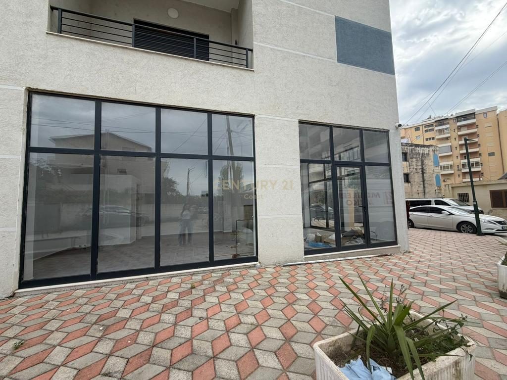 Shiten dy ambiente biznesi në Lungomare, 45 m² secili ose 94 m² total