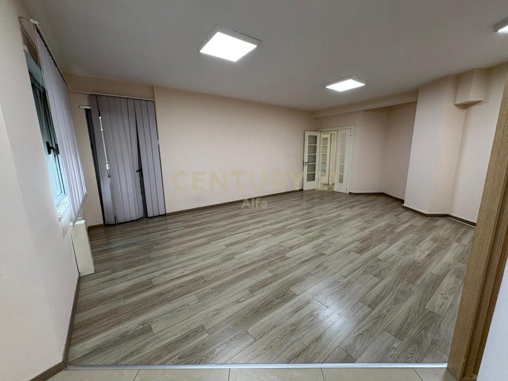Jepet me qera apartament 3+1+2+depo tek kopshti zoologjik, pranë Pavarotit!