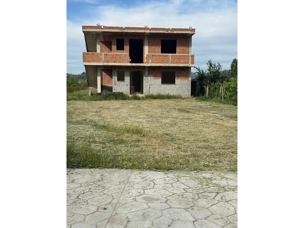 🏡 Shitet vile bashke me 2,000m2 toke ne periferi te Shijakut
