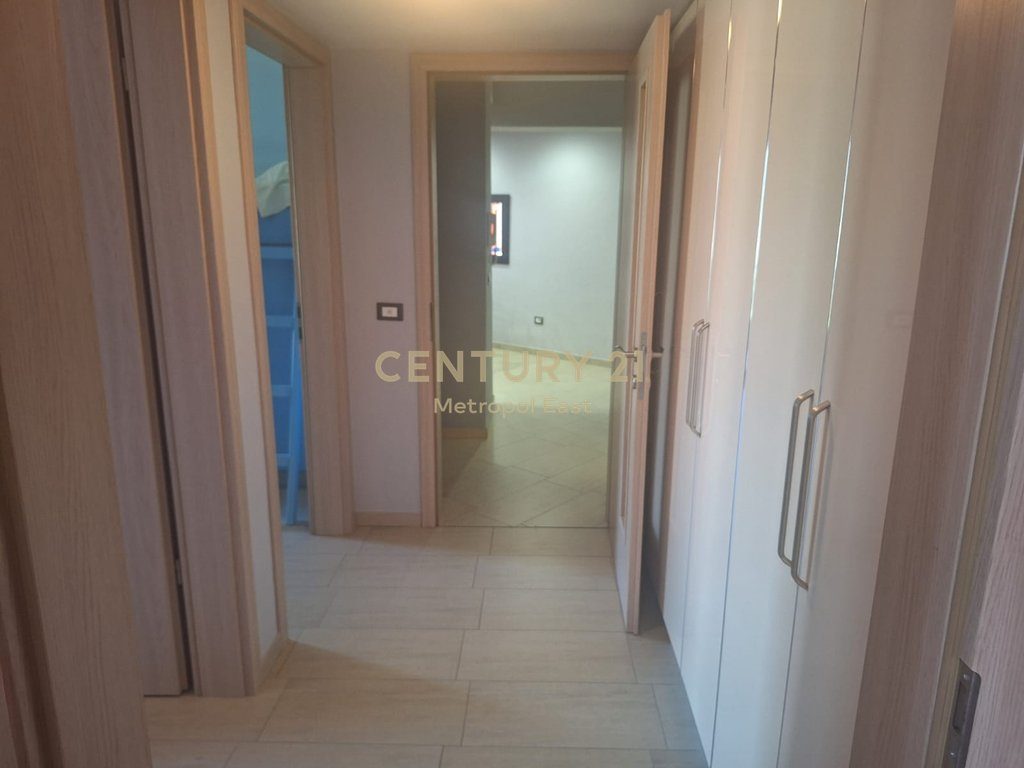 SHITET APARTAMENT 3+1+2 ME PAMJE NGA DETI NË ORIKUM, VLORË