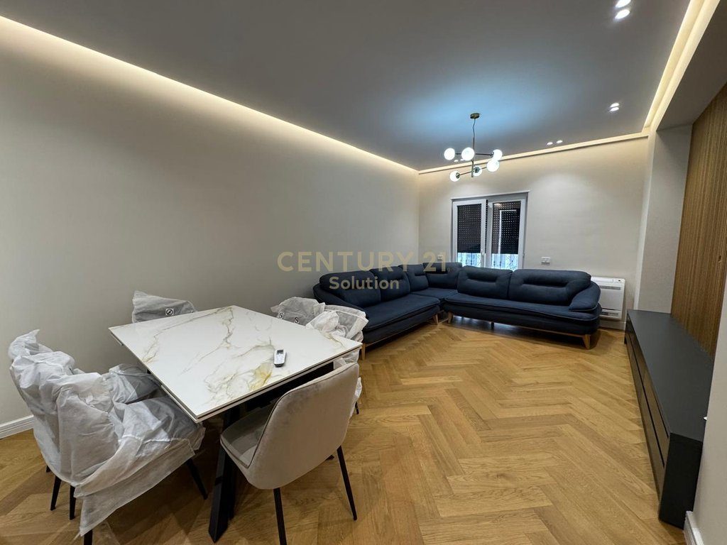 JAPIM PER QIRA  APARTAMENT 2+1+2+POST PARKIMI TEK PORTA E RE !