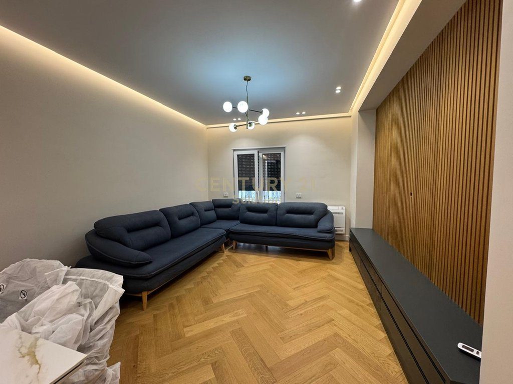 JAPIM PER QIRA  APARTAMENT 2+1+2+POST PARKIMI TEK PORTA E RE !