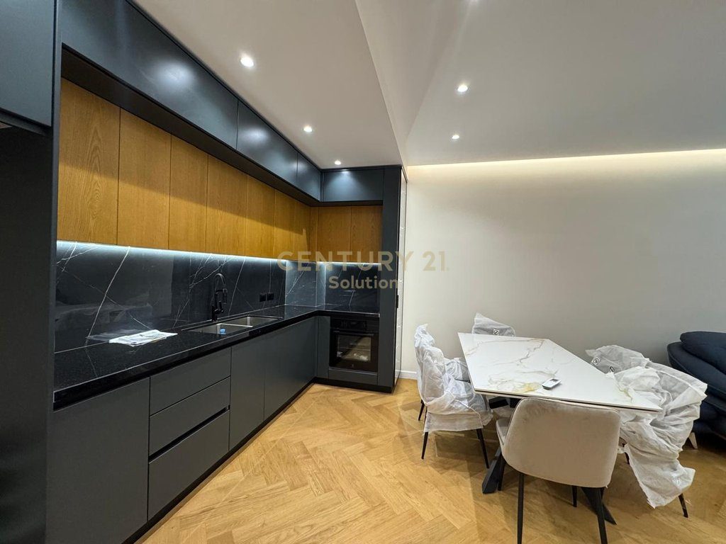 JAPIM PER QIRA  APARTAMENT 2+1+2+POST PARKIMI TEK PORTA E RE !