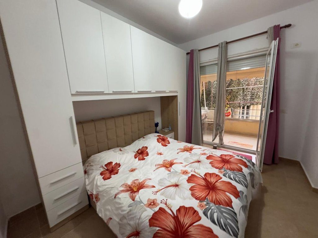 SHITET APARTAMENT 1+1 NE RRUGEN "DHIMITER KONOMI",UJI I FTOHTE!