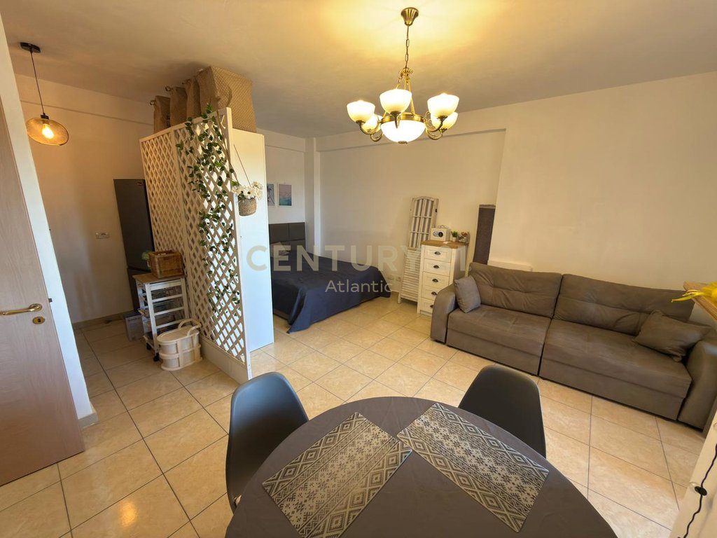Apartament 1+1 me Pamje nga Deti në Kompleksin Rotondo, Durrës