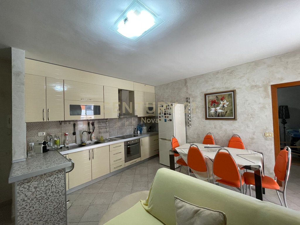 Shitet Apartament ne Qender Lezhe