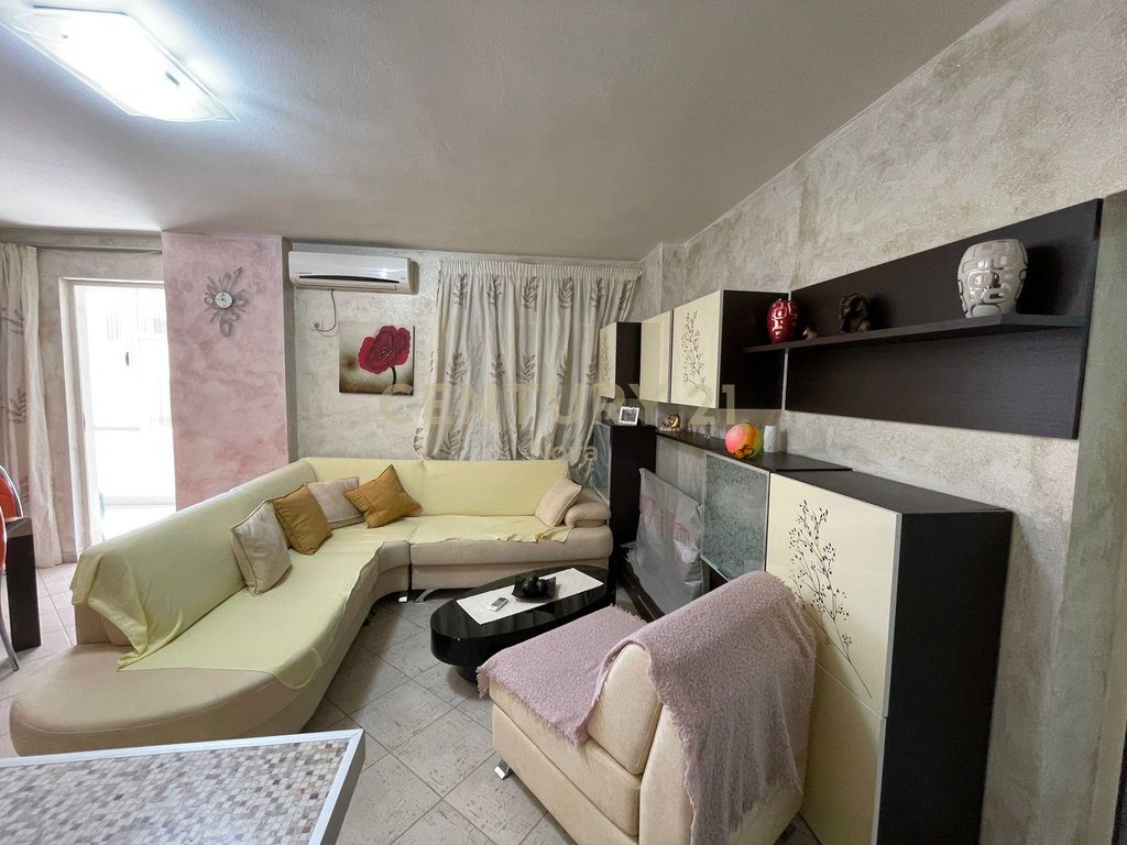 Shitet Apartament ne Qender Lezhe