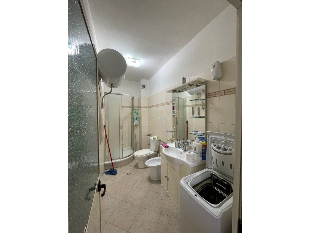 Shitet Apartament ne Qender Lezhe