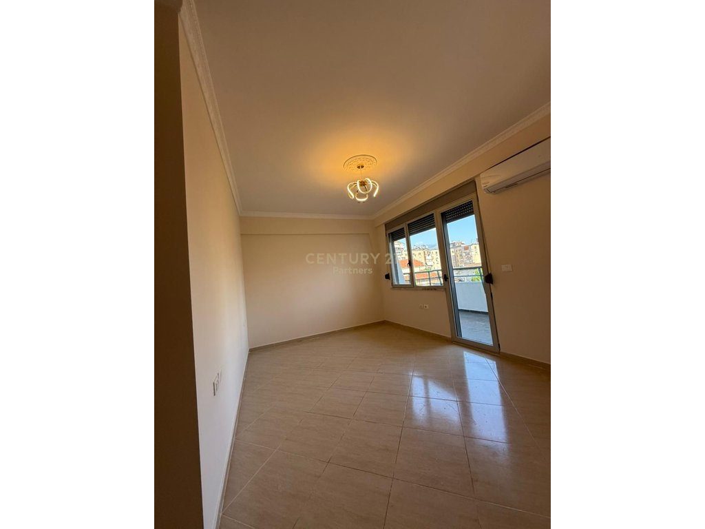 Apartament 2+1 per qira i pershatshem per banim ose zyra