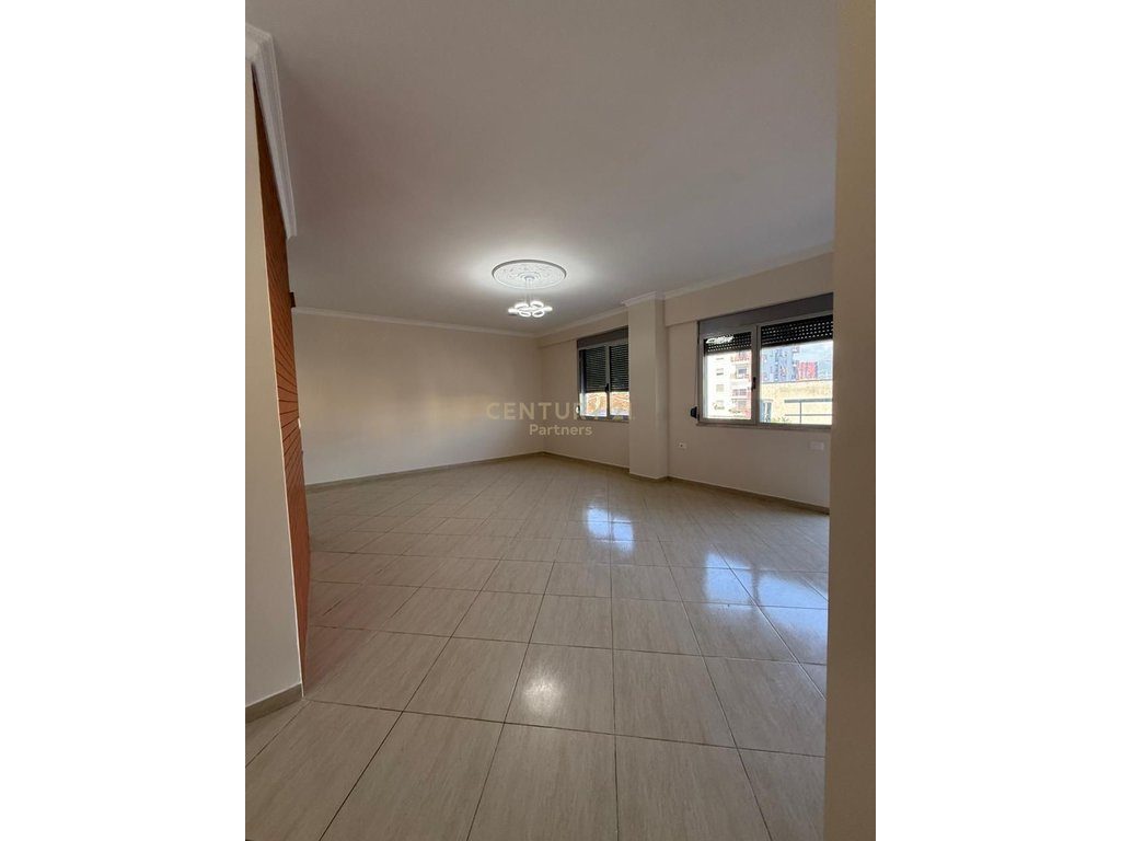 Apartament 2+1 per qira i pershatshem per banim ose zyra