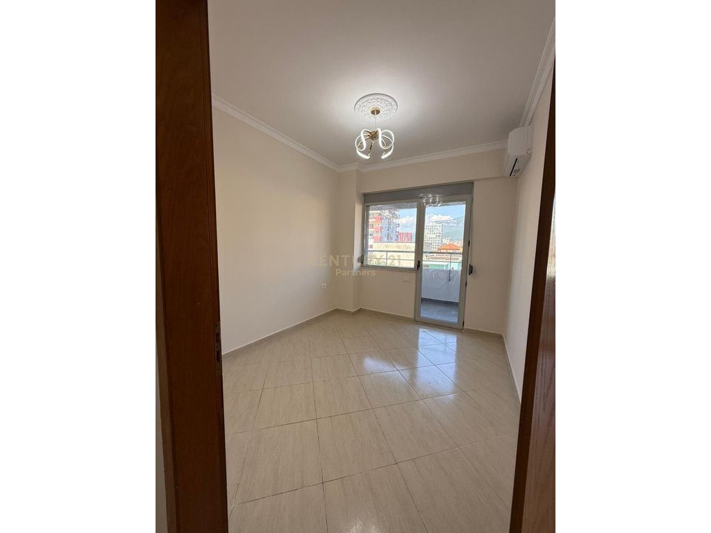Apartament 2+1 per qira i pershatshem per banim ose zyra