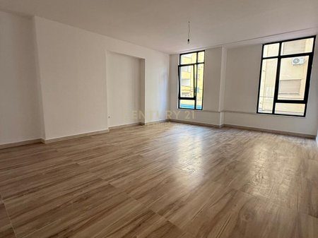 JEPET PER QERA AMBJENT KOMERCIAL NE QENDER TE TIRANES