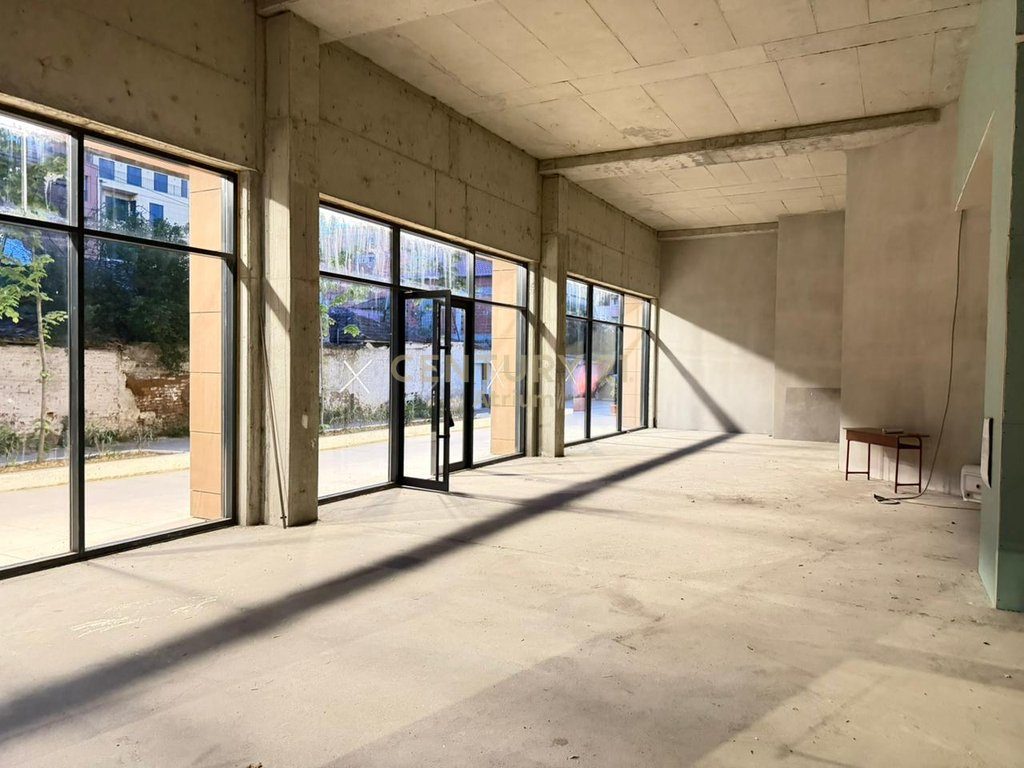 JEPET ME QIRA AMABJENT KOMERCIAL 120M2 PRANE SHKOLLES SE KUQE!